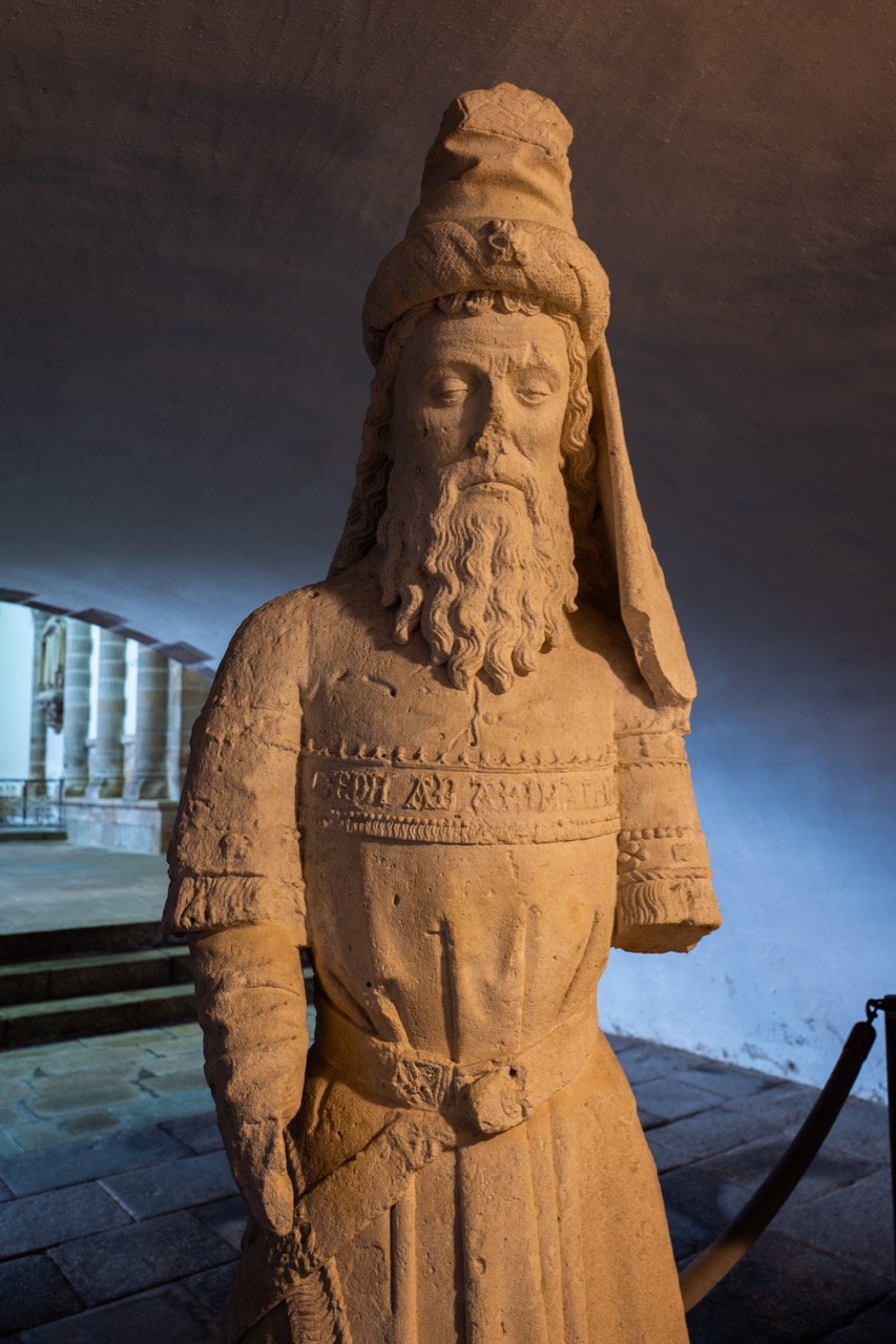 Grablegungsgruppe in der Krypta (um 1500), Josef von Arimathäa
