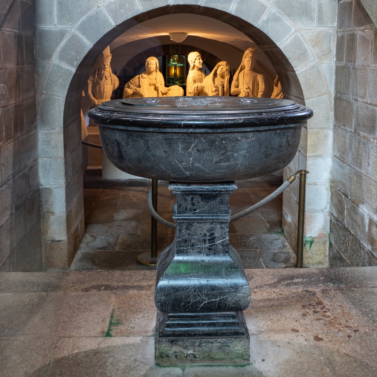 Taufstein aus schwarzem Marmor (19. Jh.)