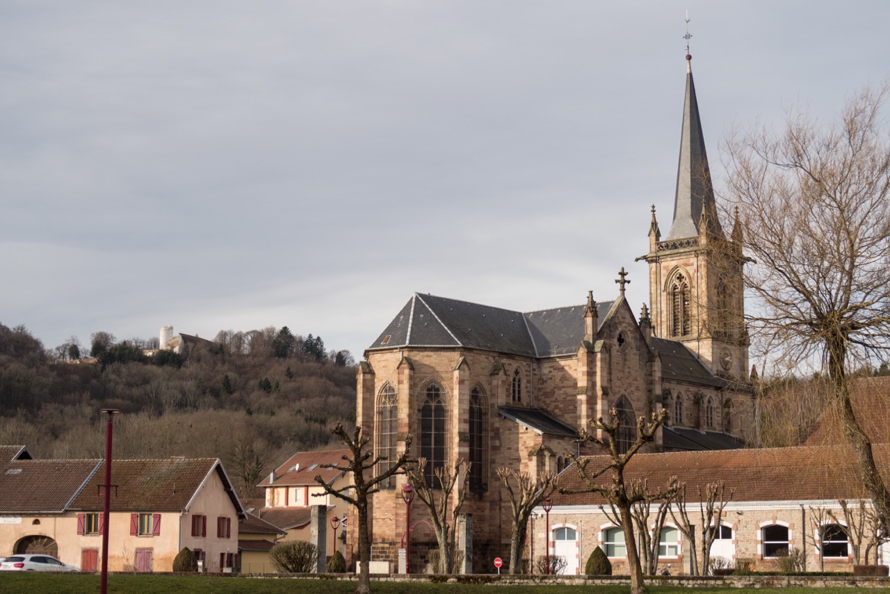 Notre-Dame-du-Bas, Außenansicht (im Hintergrund die Wallfahrtskirche Notre-Dame-du-Haut)