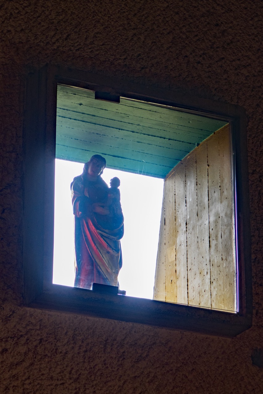Marienfigur in der Altarwand