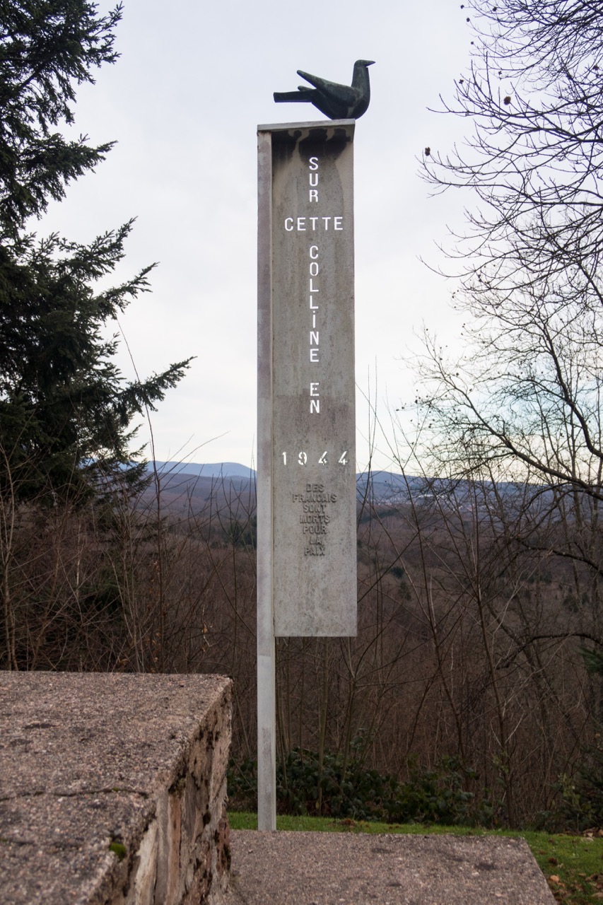 Friedenspyramide, Denkmal für die Toten der Kämpfe von 1944