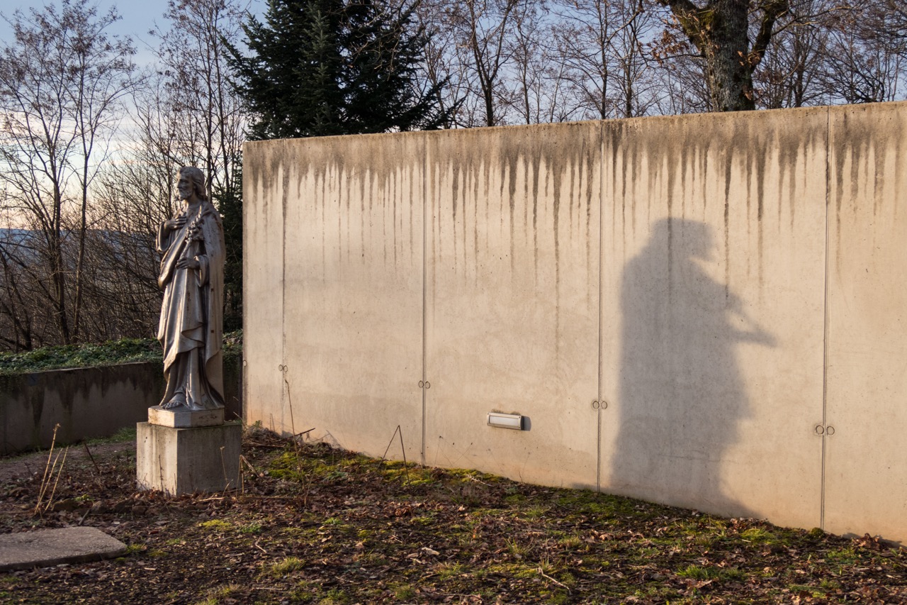 Jesusstatue im Vorgarten