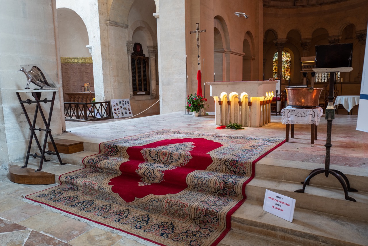 Altarraum mit Altar und Ambo von Goudji (1999)