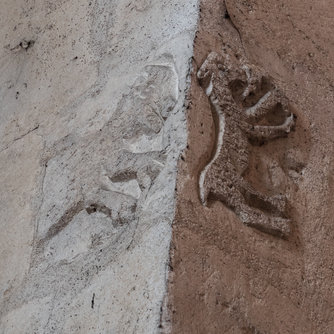 Chorumgang, Flachreliefs Löwe (links) und Esel (rechts)