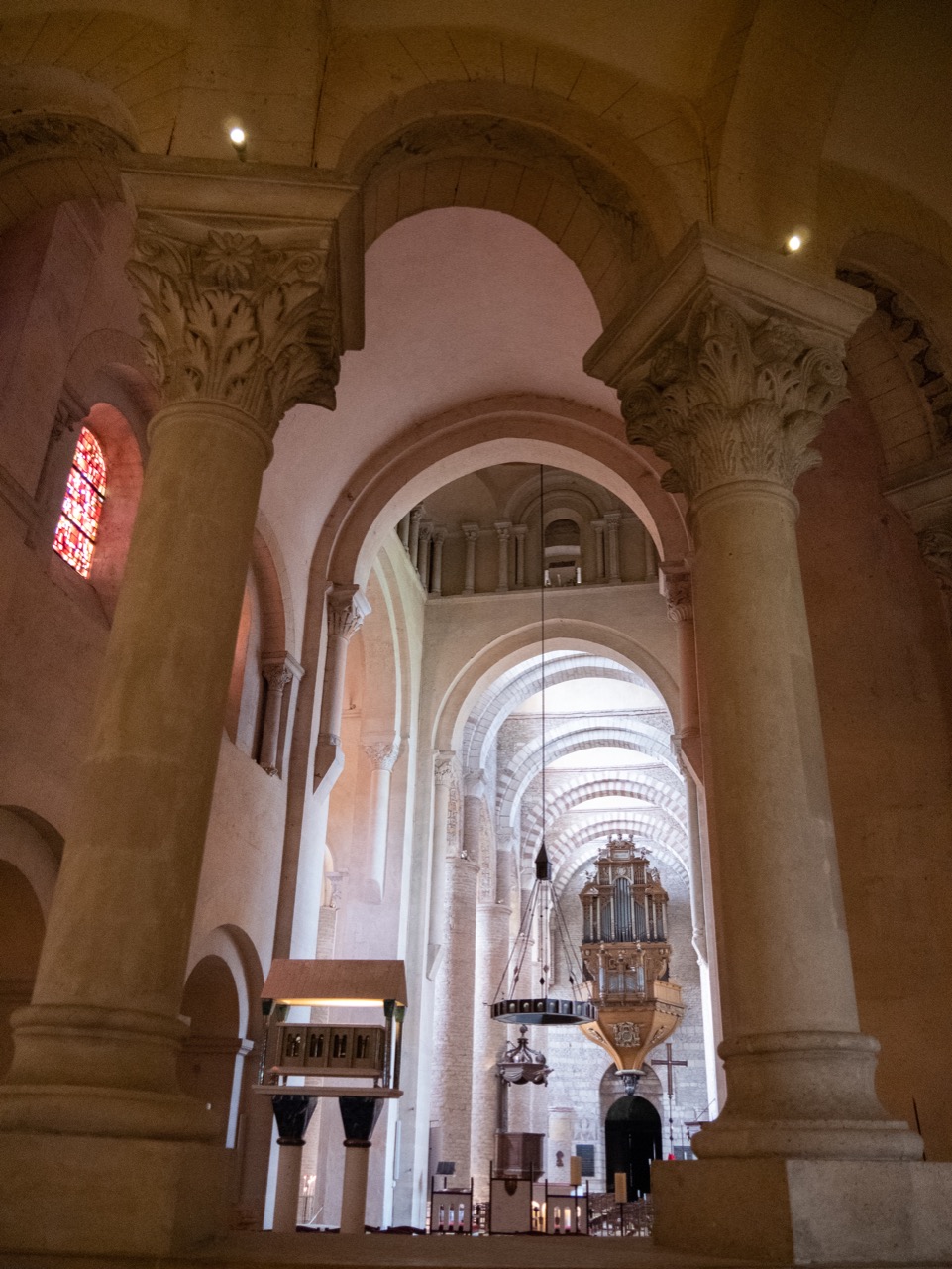 Rückansicht durch den Chor zum Langhaus