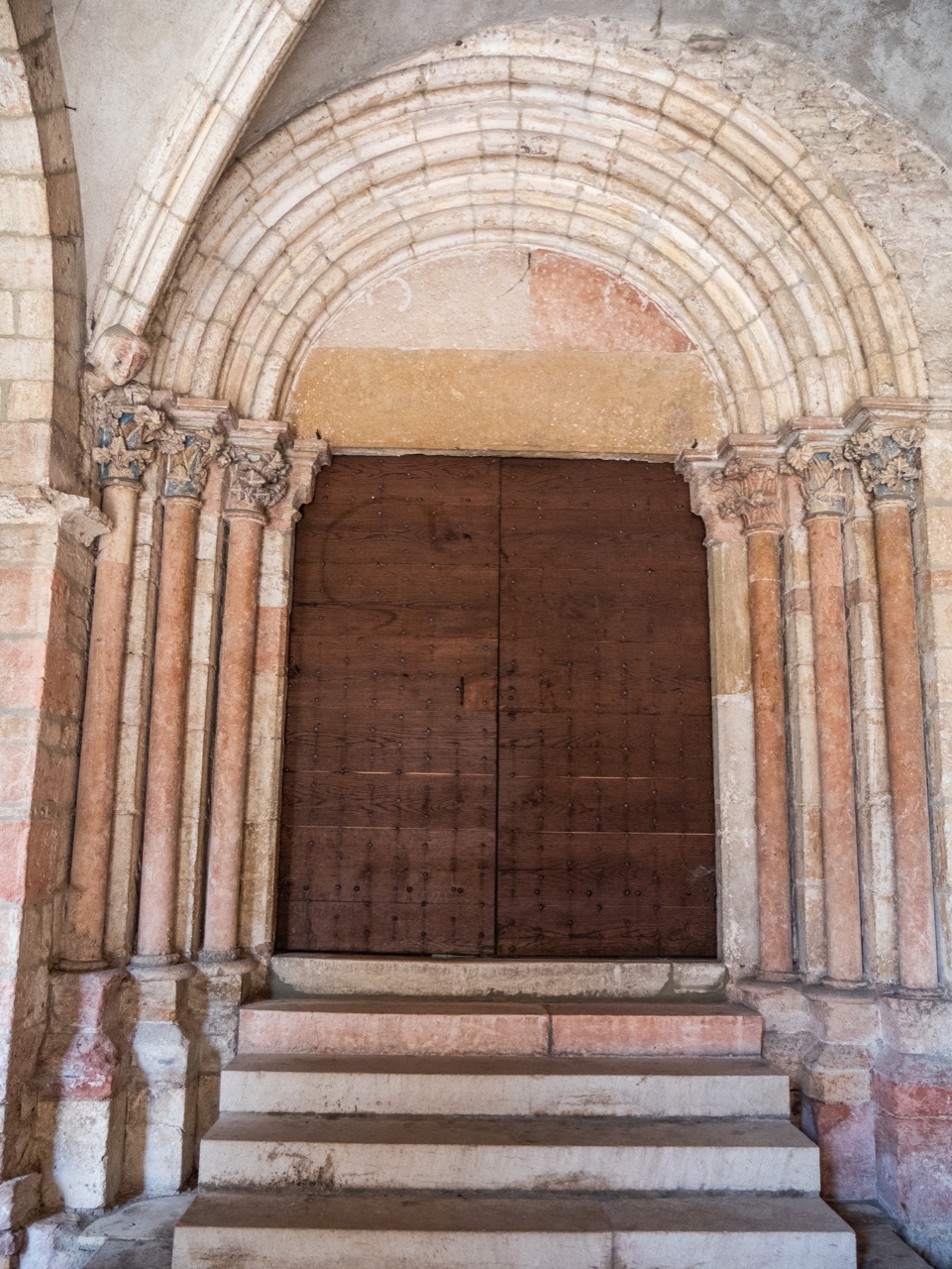 Kirchenportal im Kreuzgang