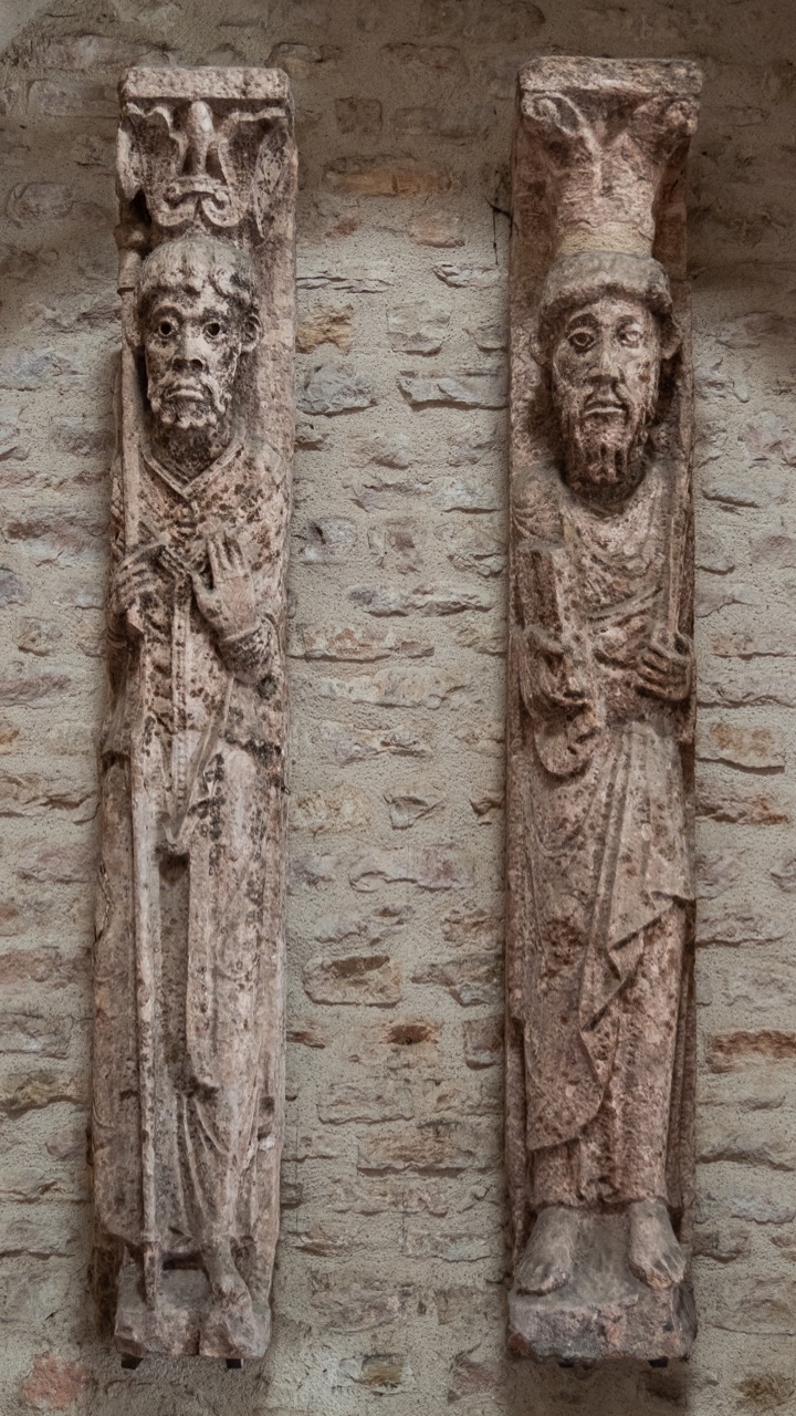 Lapidarium, Figuren des hl. Philibert (links) und des hl. Valerianus (rechts)