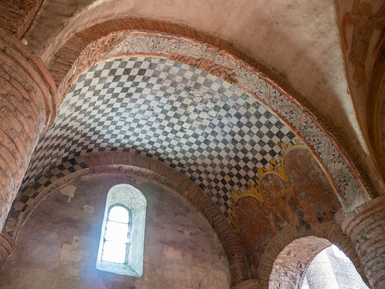 Narthex, ausgemaltes Gewölbe mit Kreuzigungsszene (14. Jh.)