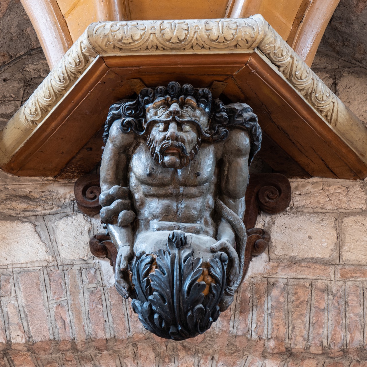 Konsolstein unter der Orgel (Herkules mit Löwenfell)