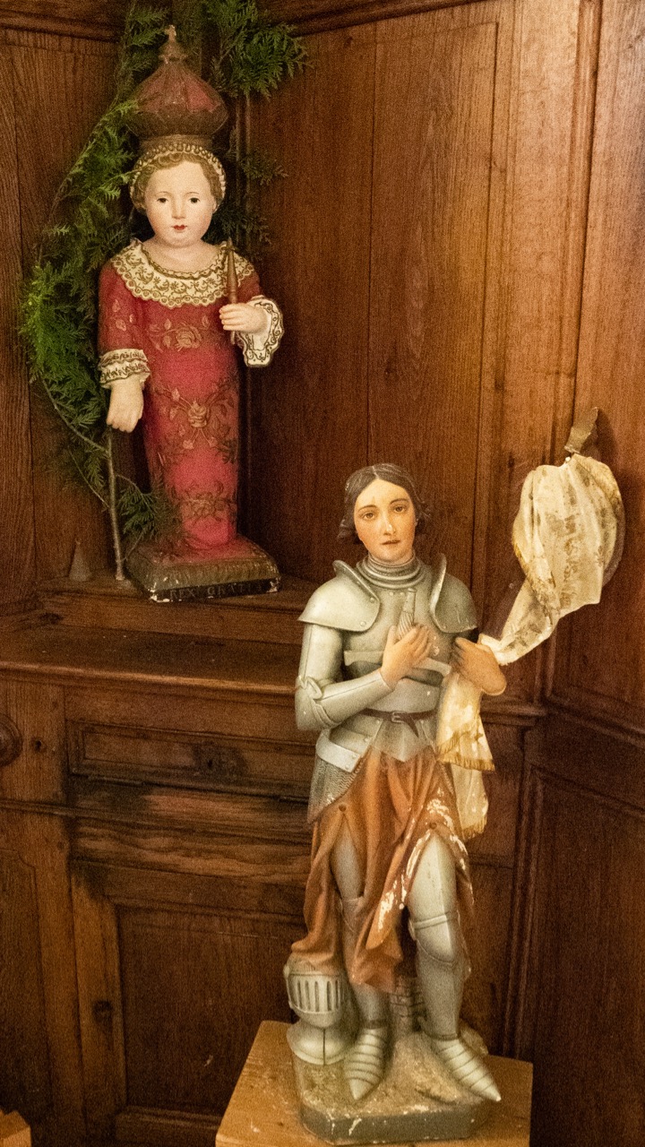 Jesusfigur und Figur der hl. Jeanne d’Arc