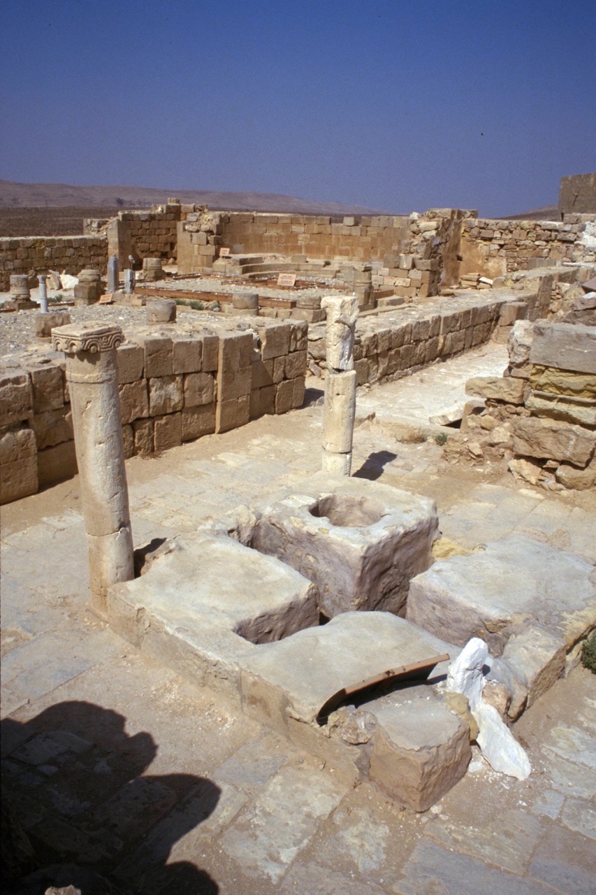 Blick nach Nordosten über das Baptisterium zum Kirchenschiff