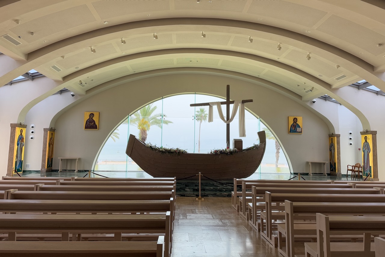 Innenansicht („Boat Chapel“) mit Blick auf den See Genezareth