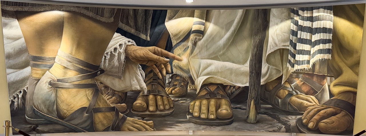 Unterkirche, Altarbild: Die Frau, die 12 Jahre am Blutungen litt, drängt sich durch die Menge von hinten an Jesus heran und berührt den Zipfel seines Mantels (Lk. 8,44)