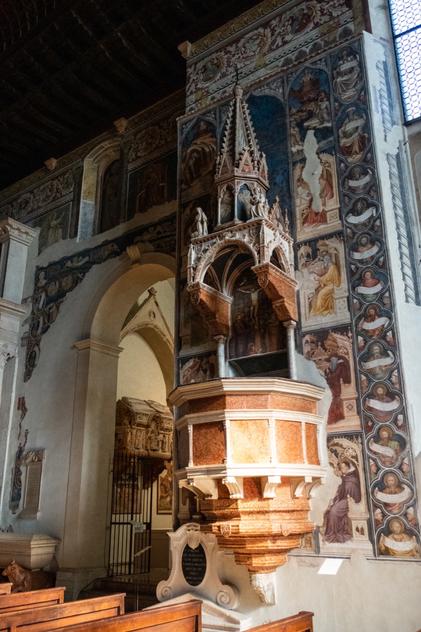 Kanzel aus rotem Veroneser Marmor (Antonio da Mestre, 1396; umgebende Fresken von Martino da Verona, ebenfalls 1396)