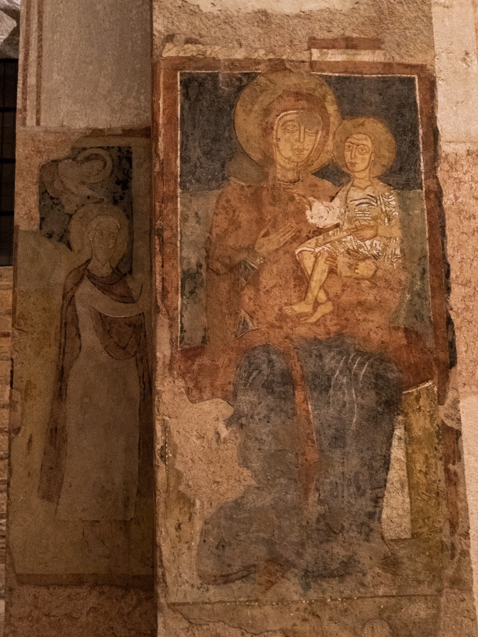 Unterkirche, Fresko „Maria mit Kind“