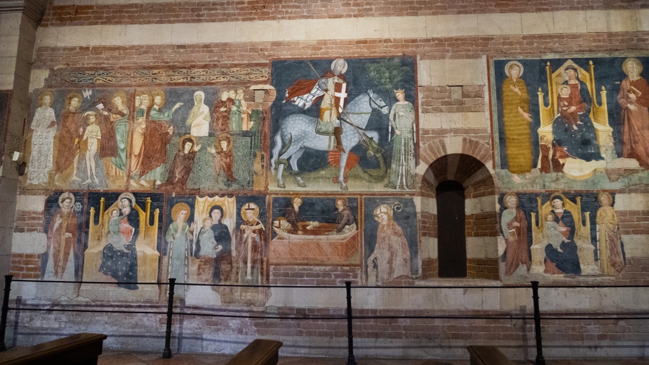 Freskenwand, in der Mitte ein Bild des hl. Georg („zweiter Meister von San Zeno“, Mitte 14. Jh.)