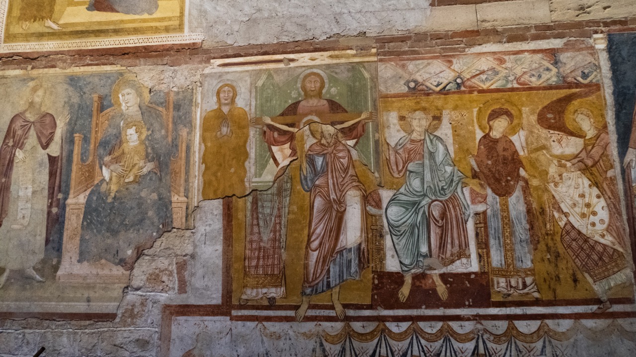 Überlagerte Fresken aus zwei verschiedenen Epochen