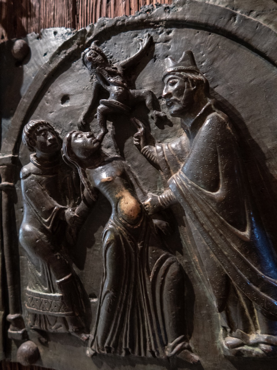 Bronzeportal (12. Jh.), rechter Flügel Mitte, „St. Zeno heilt die besessene Tochter des Kaisers“