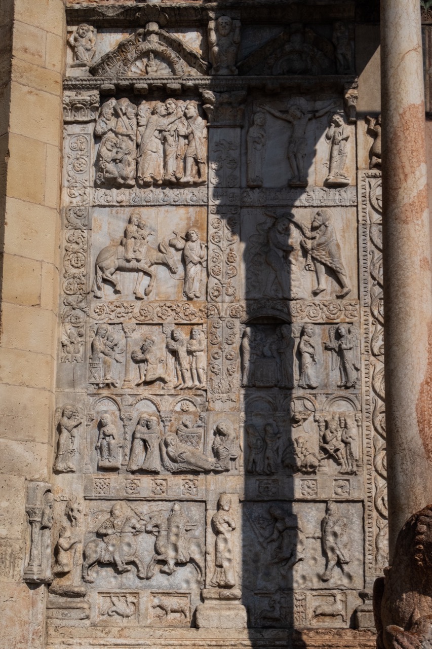 Relief neben dem Westportal (linke Seite; 12. Jh.)