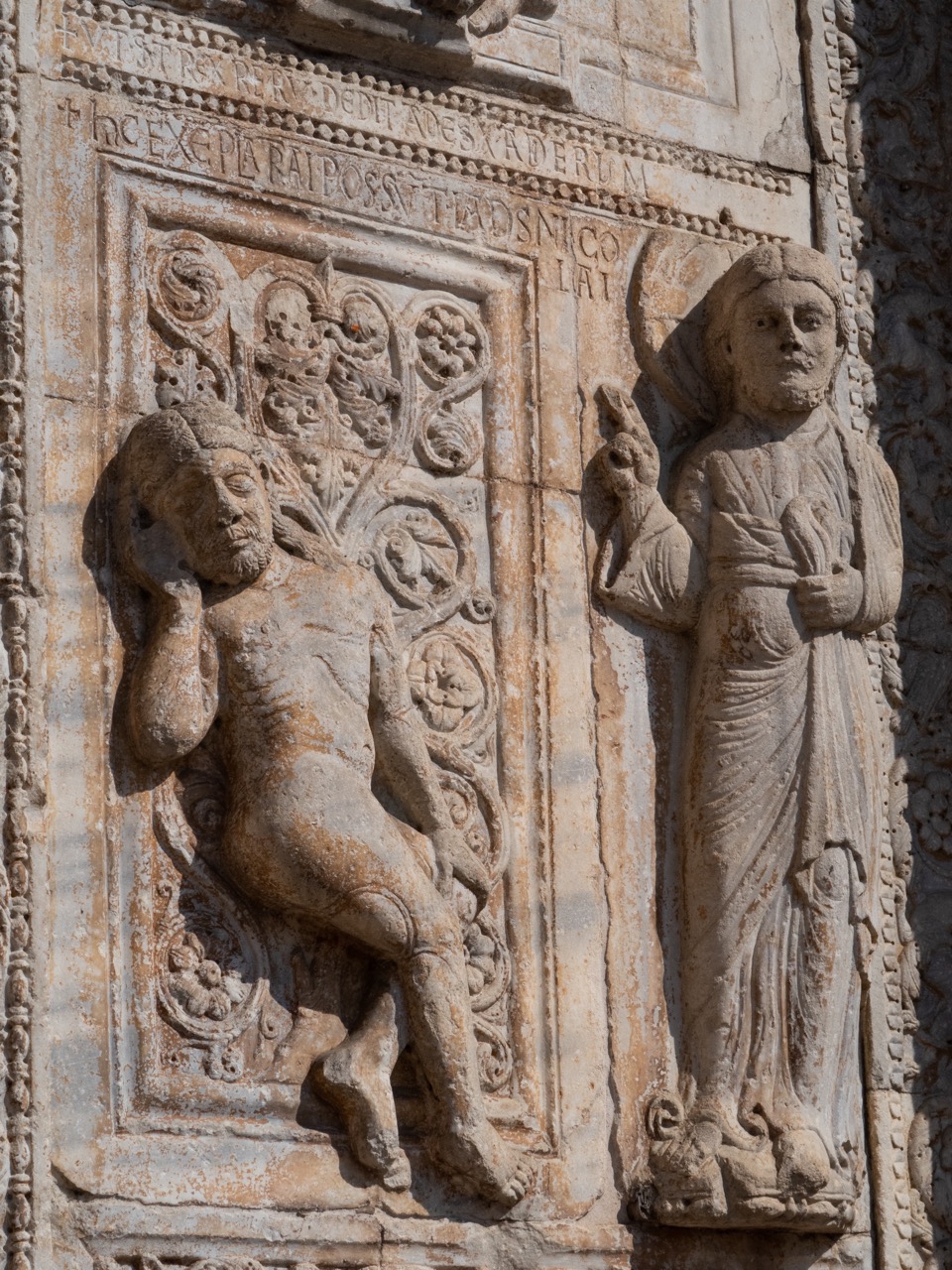 Relief neben dem Westportal (rechte Seite; 12. Jh.), Detail „Erschaffung Adams“
