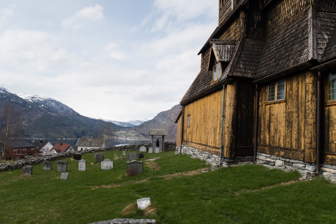 Blick an der Kirche vorbei auf den Ort Solvorn auf der anderen Seite des Fjordarms