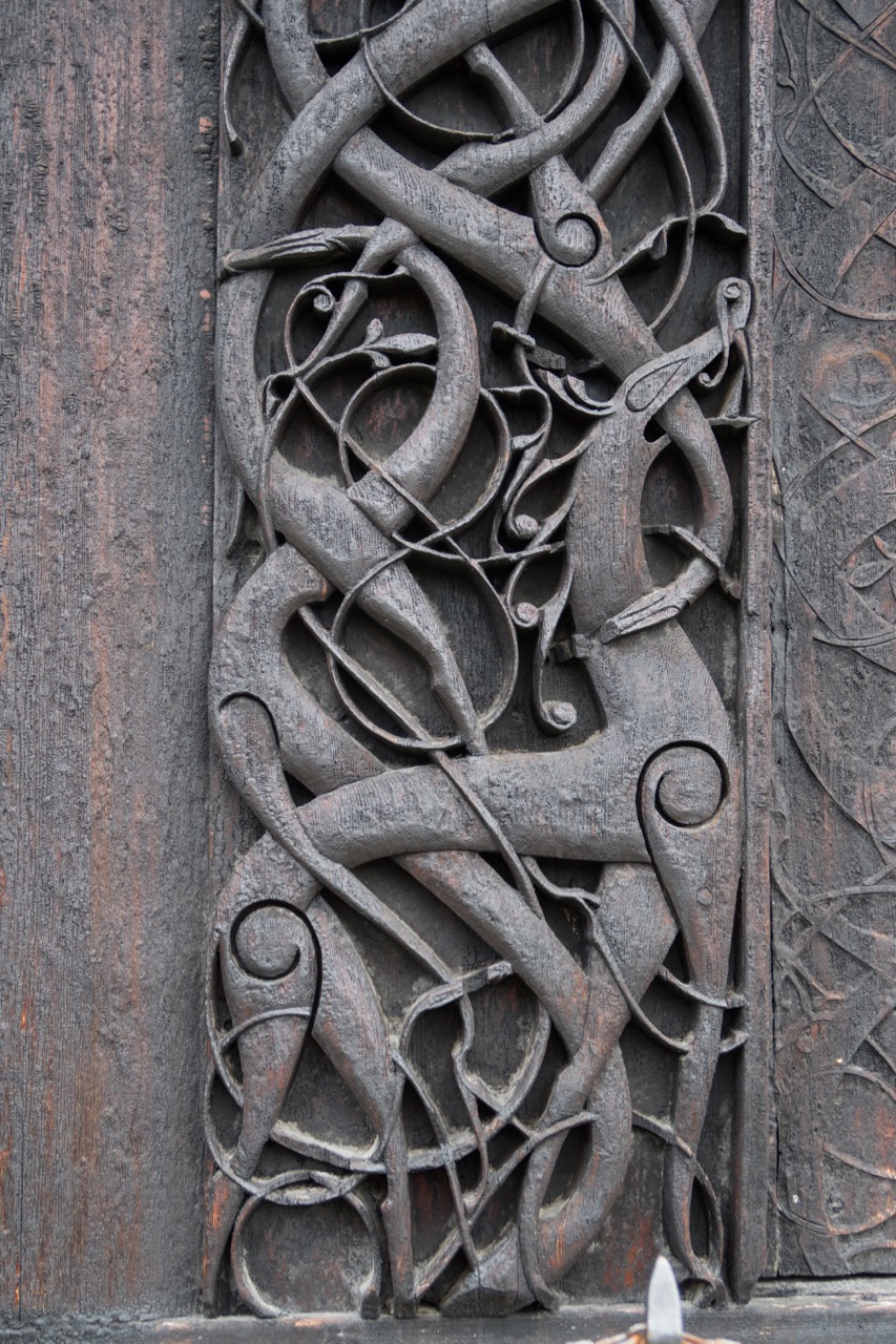 Portal der Vorgängerkirche an der Nordwand, Detail „Urnes-Tier“