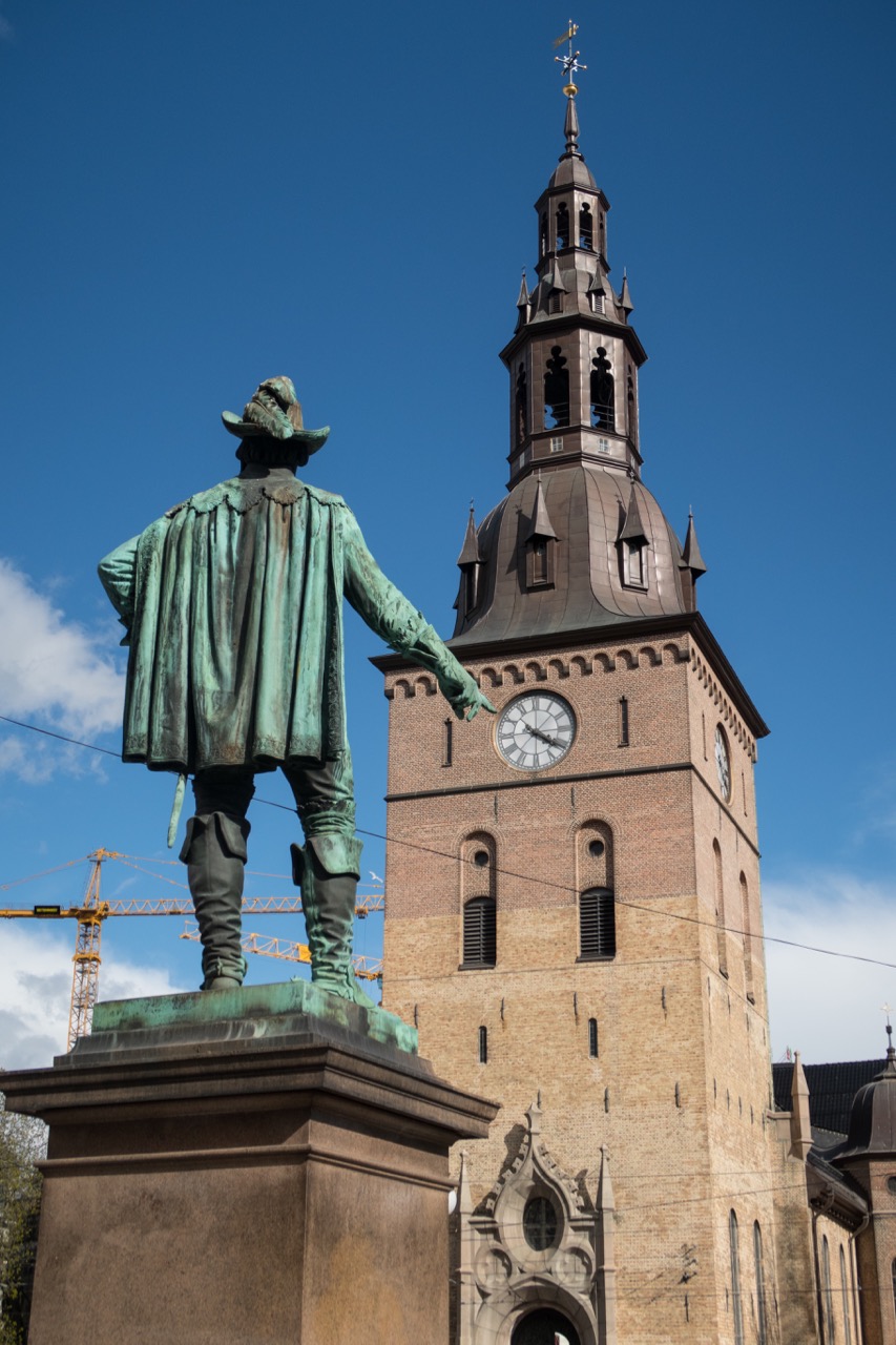 Ansicht von Westen mit Denkmal Christian