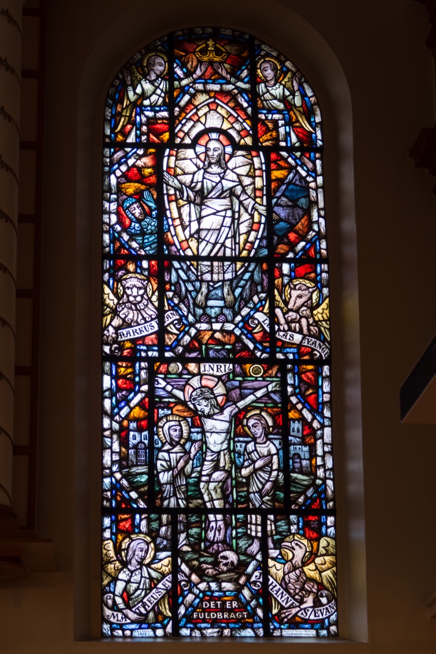 Altarwandfenster „Kreuzigung“ (G. A. Larsen, 1923)
