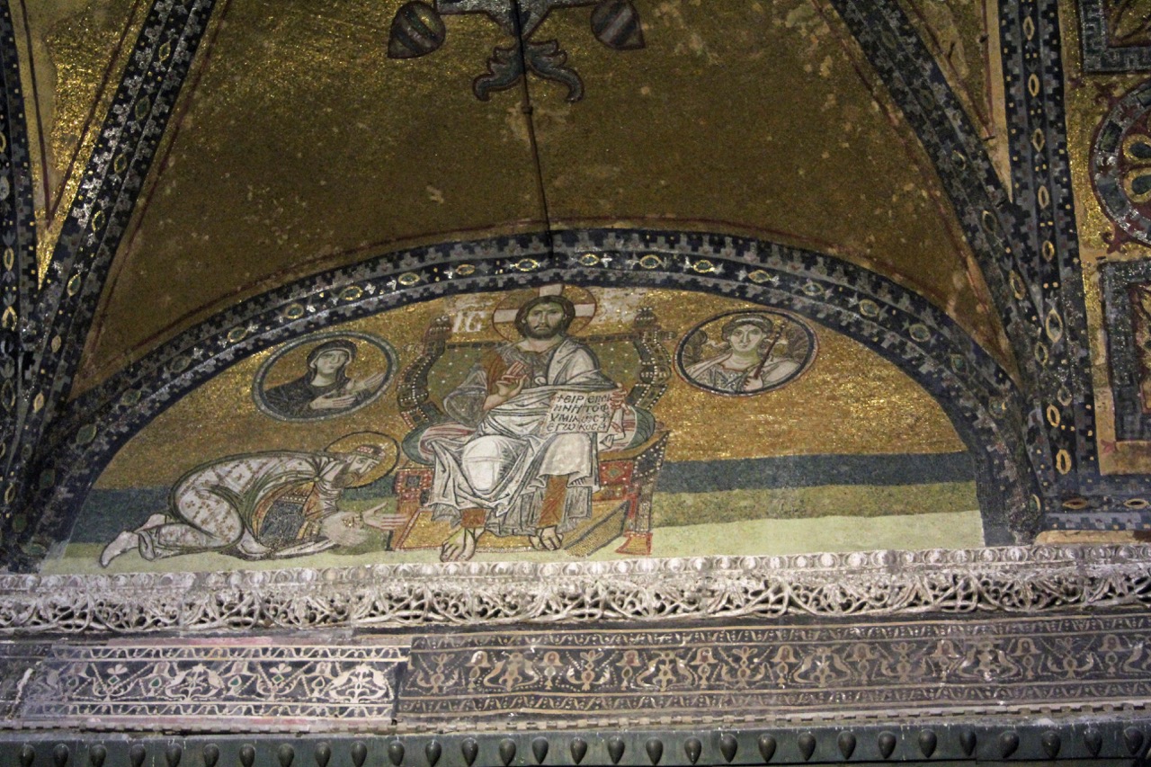 Mosaik des Christus <a href="https://www.visit-a-church.info/glossary#Pantokrator" target="_blank">Pantokrator</a>, kniend vermutlich Leon VI. (886-912)