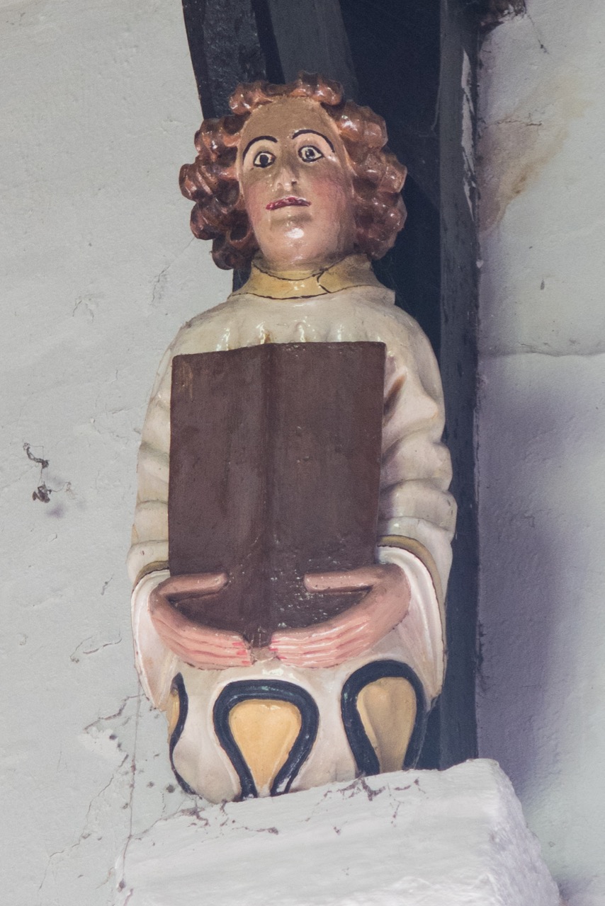 Corbel figure in the nave (late 15th cent.)