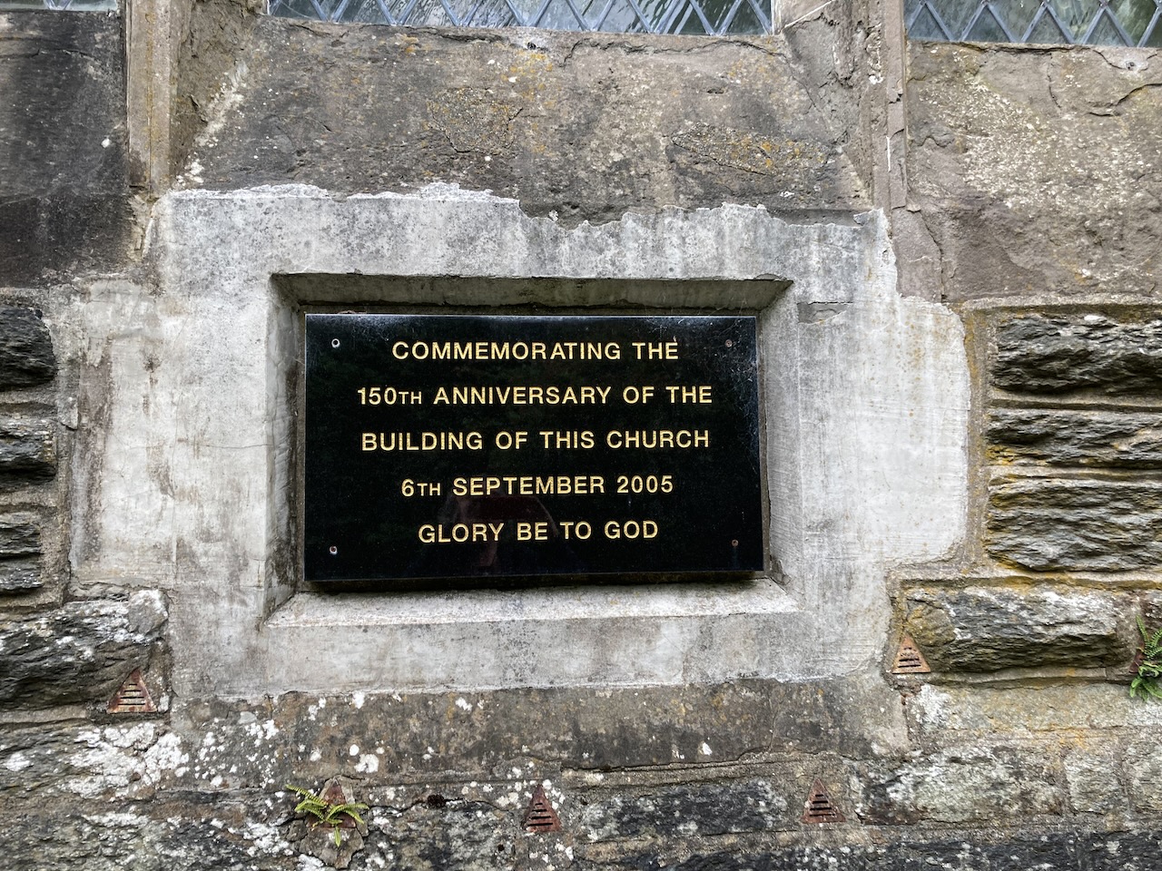 Plakette zur Erinnerung an den 150. Jahrestag des Kirchenbaus