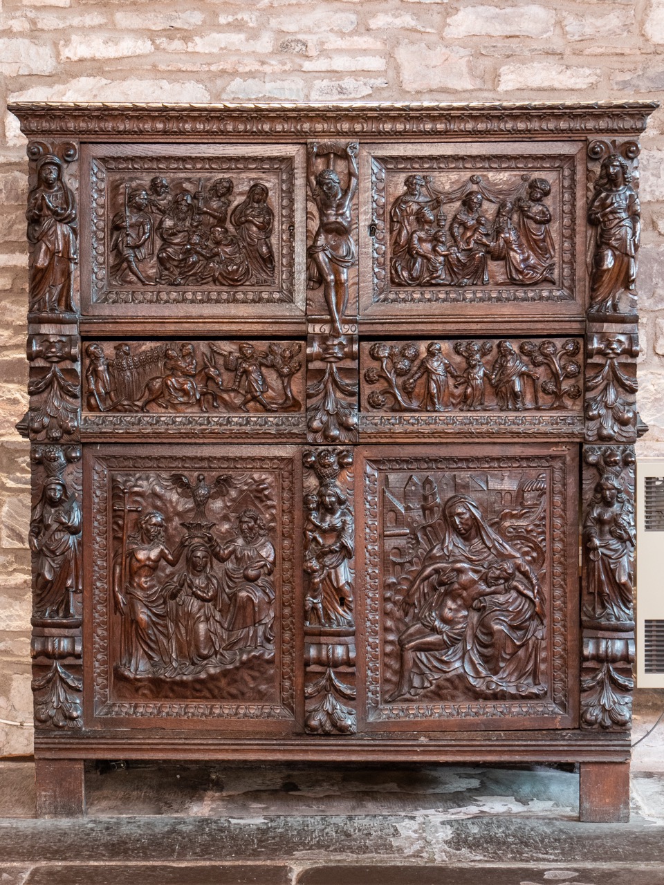 Carved wooden chest (late 15th cent.)