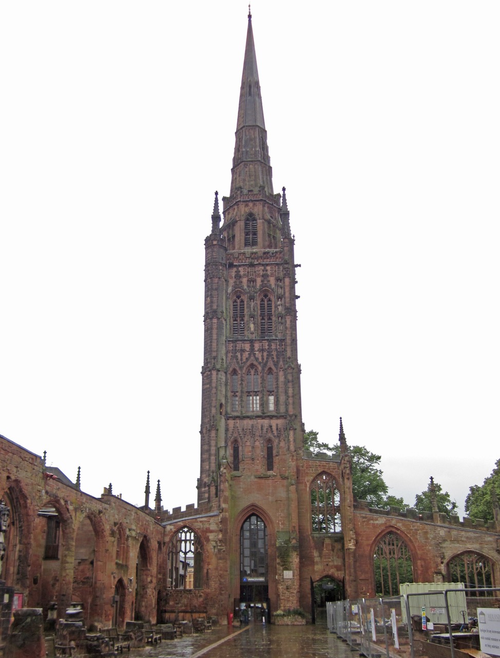 Kirchturm der gotischen Ruine