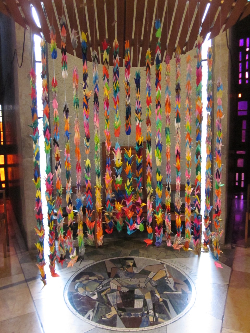 Chapel of Unity, Vorhang aus Papierkranichen von Kindern aus Hiroshima (2011)