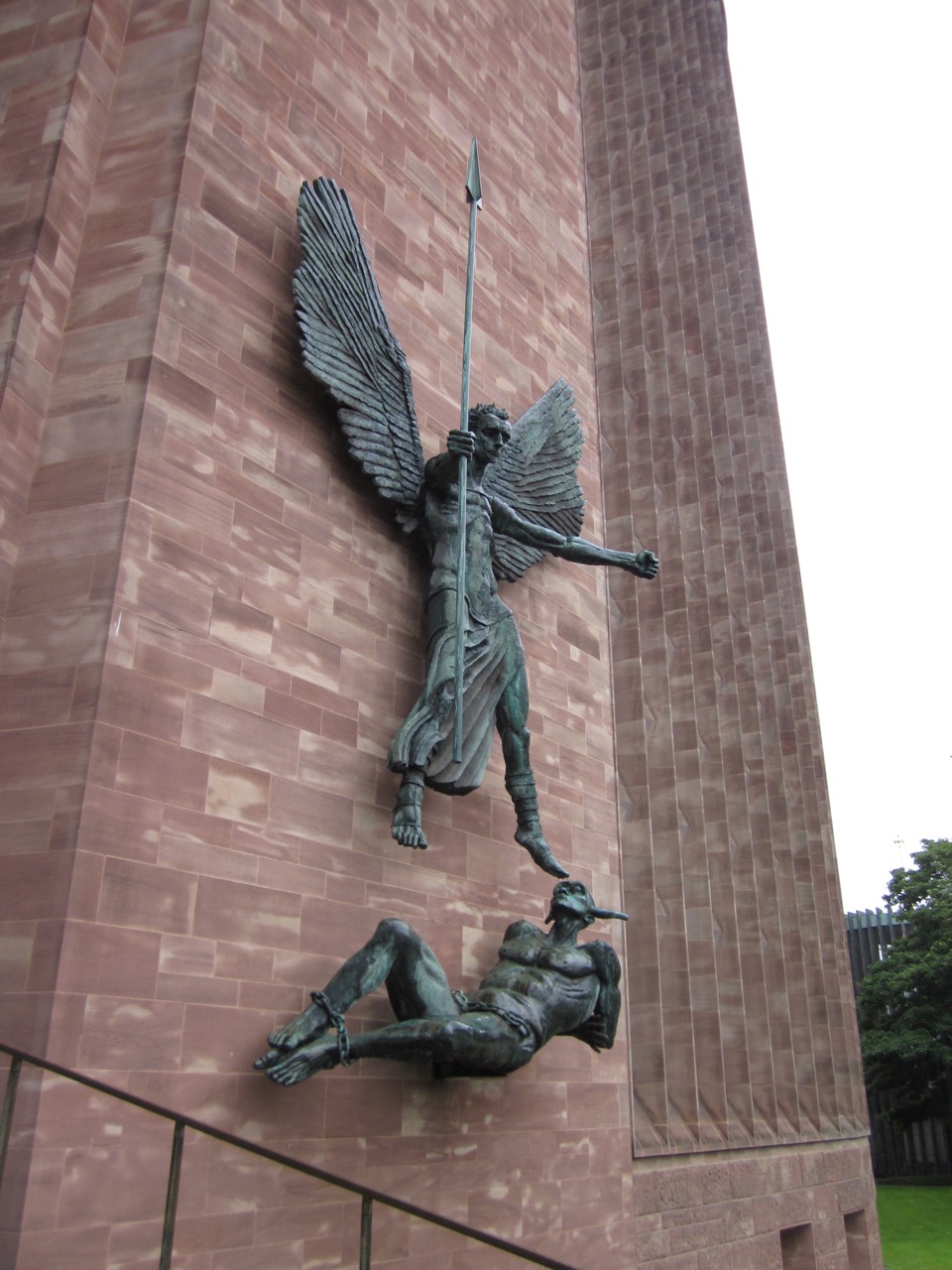 Skulptur Michael und Teufel (Jacob Epstein, 1962)