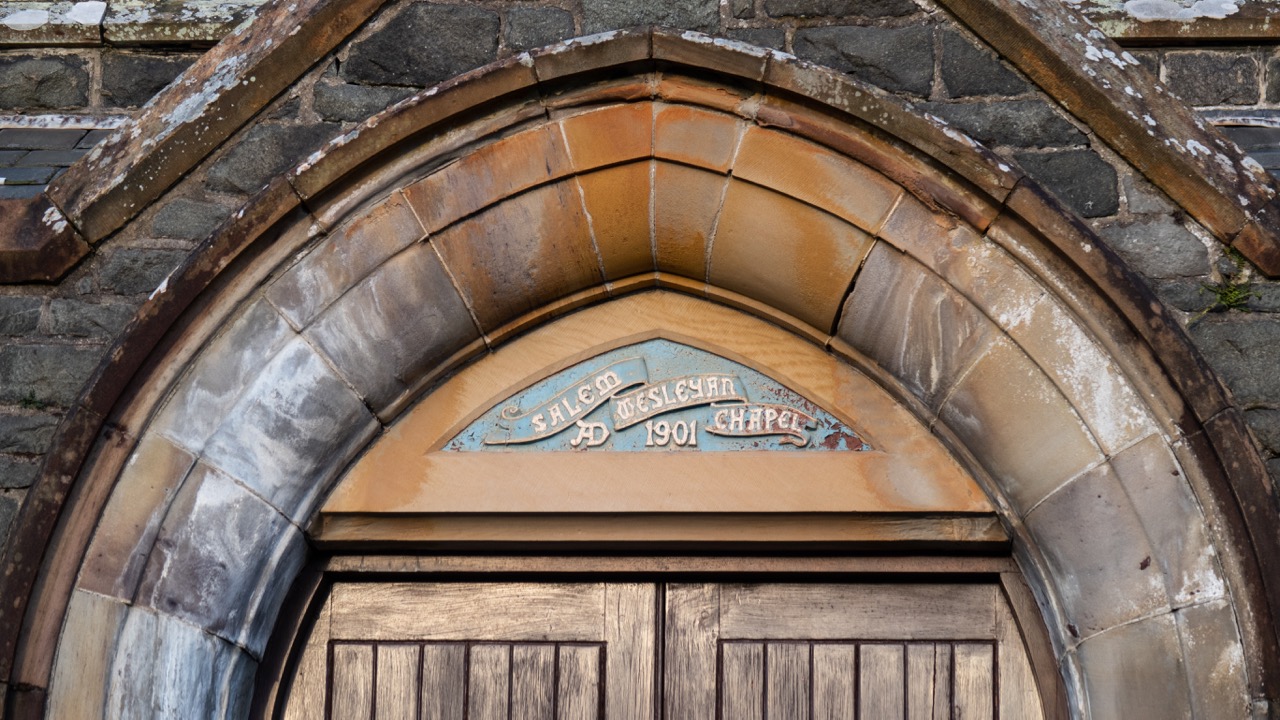 Tympanum above the entry door, showing the date 1901