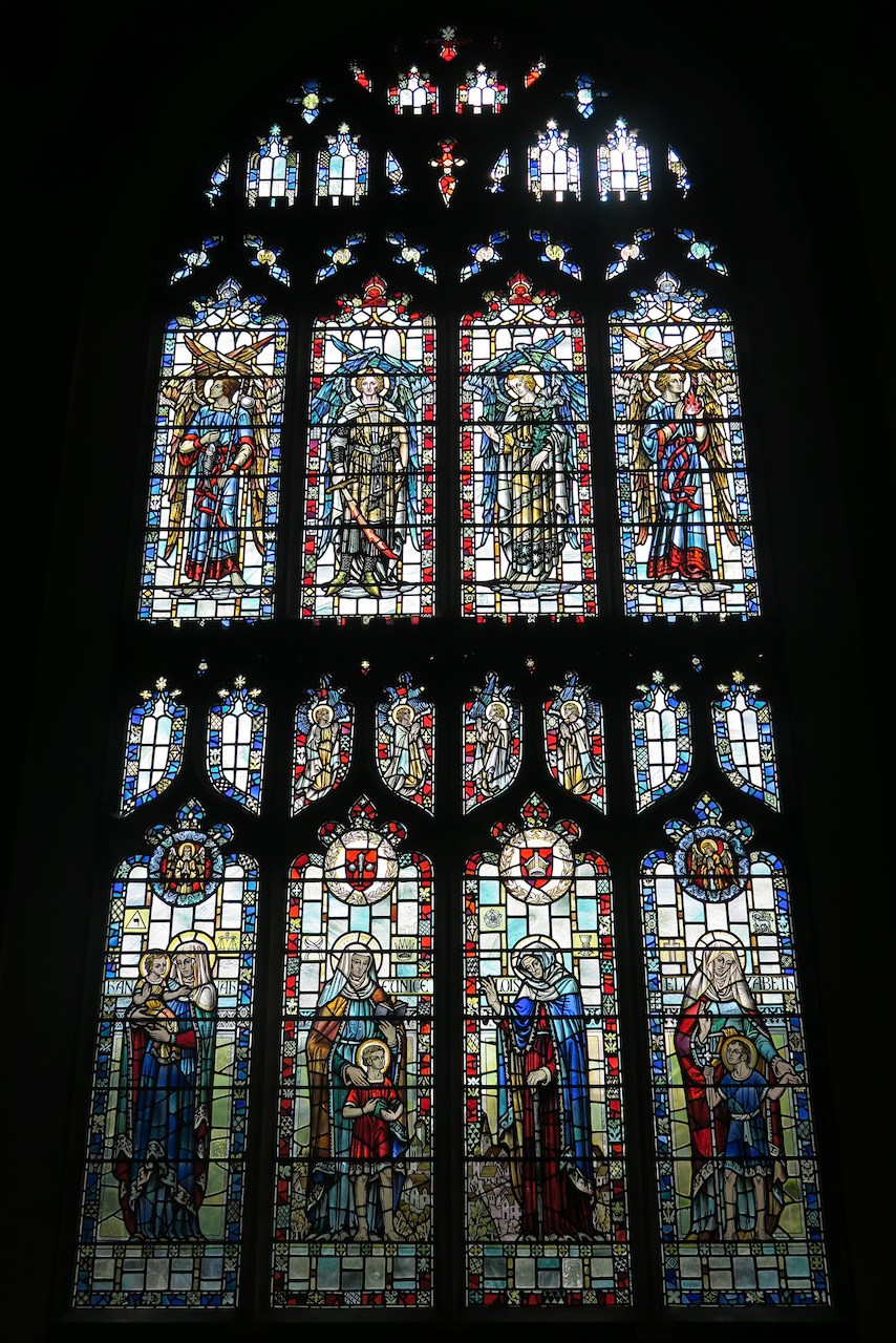 Seitenfenster mit Darstellung von Engeln und Heiligen