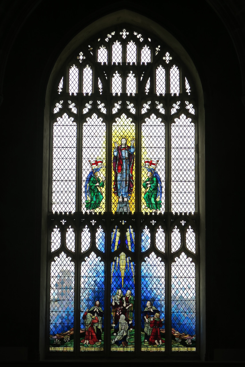 Buntglasfenster in der Westfassade mit Darstellung der Himmelfahrt Christi (1959)