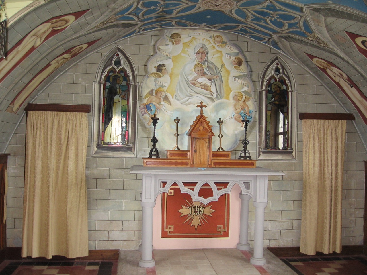Altar with reredos “Regina Pacis” after N. Barabino (19th century)