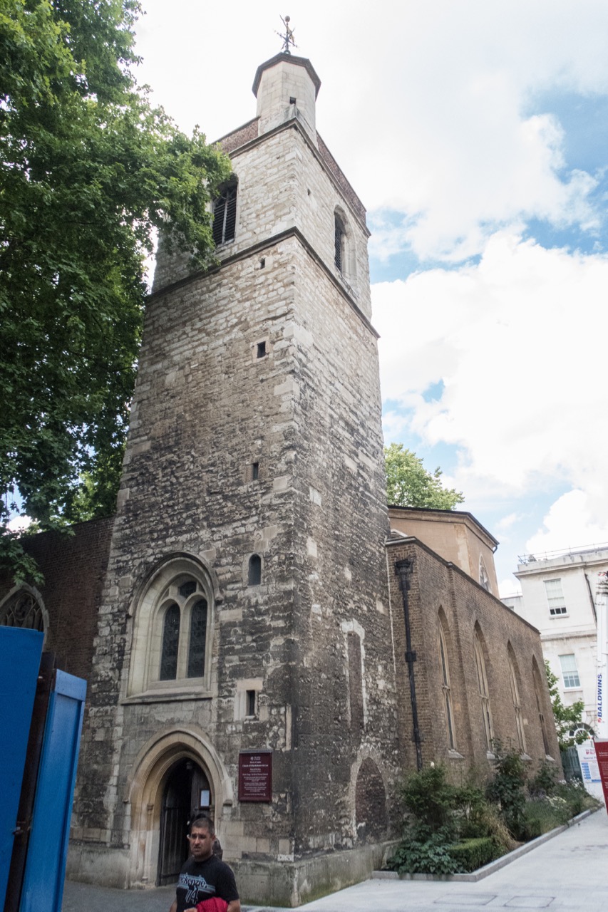 St Bartholomew the Less, Außenansicht