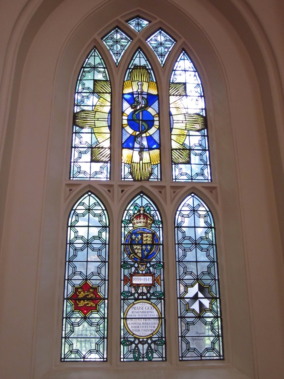 Fenster zur Erinnerung an die im 2. Weltkrieg gefallenen Ärzte (Hugh Easton, 1950)
