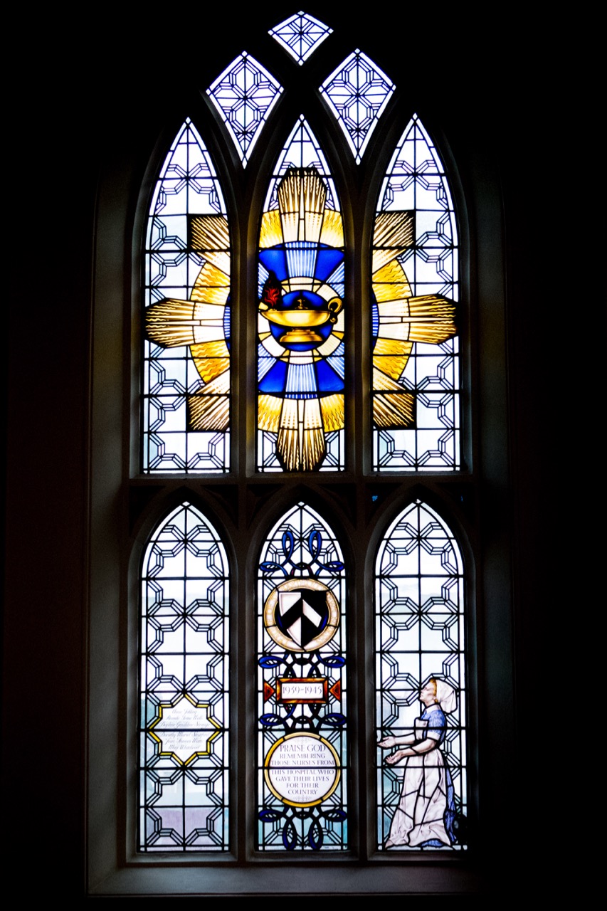 Fenster zur Erinnerung an die im 2. Weltkrieg gefallenen Krankenschwestern (Hugh Easton, 1950)
