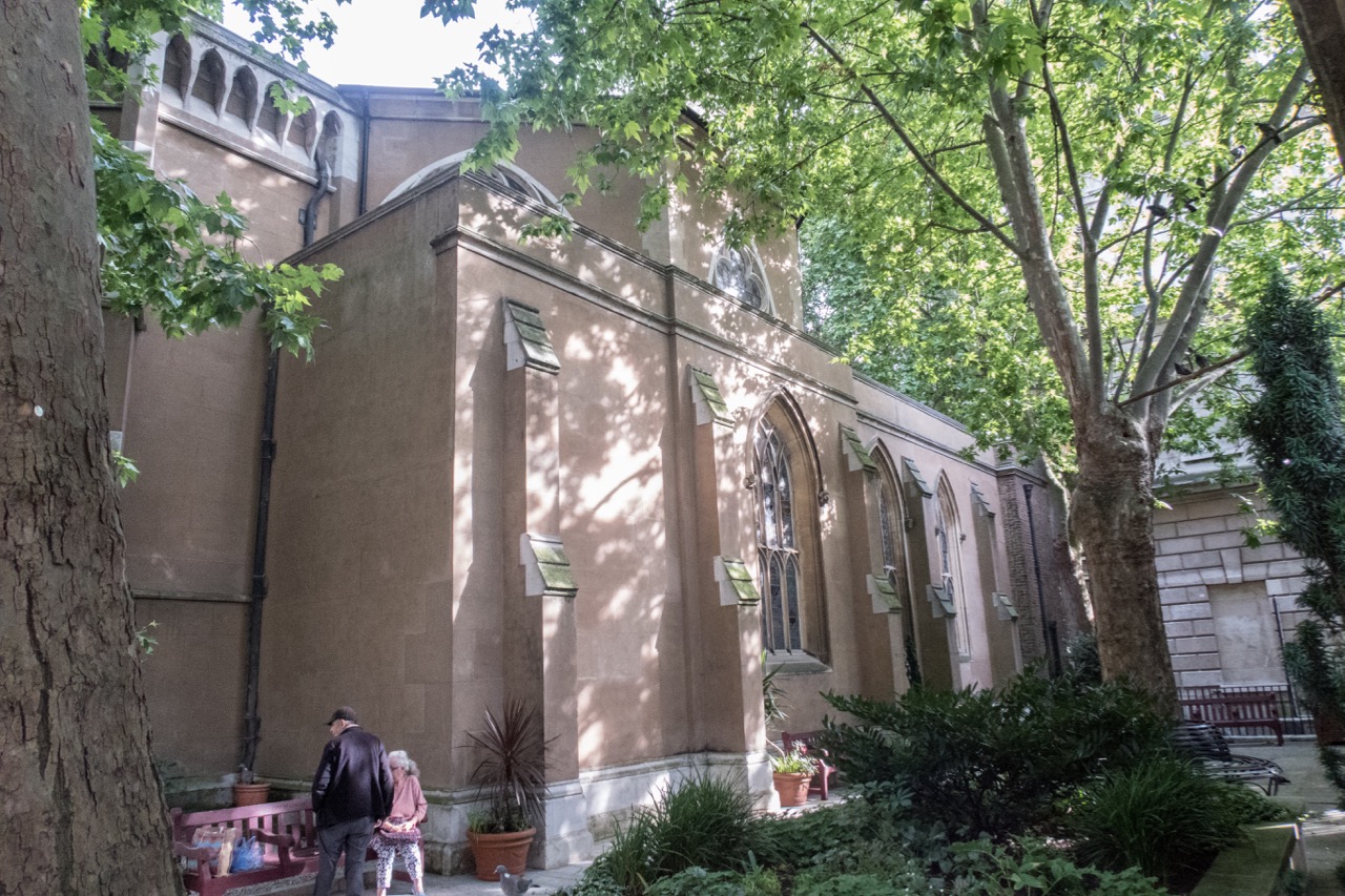 St Bartholomew the Less, Außenansicht von Norden