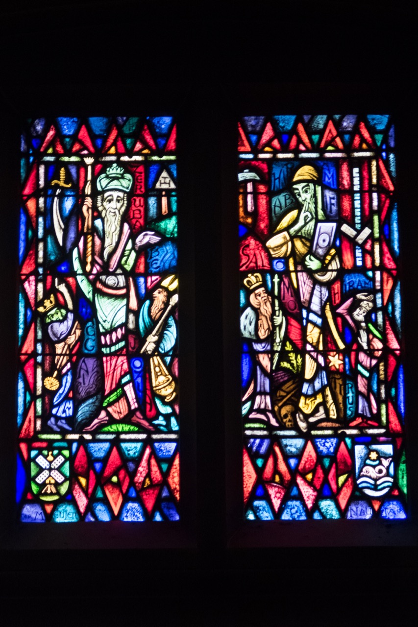 Stained glass window “Temple Builders” (Max Nauta)