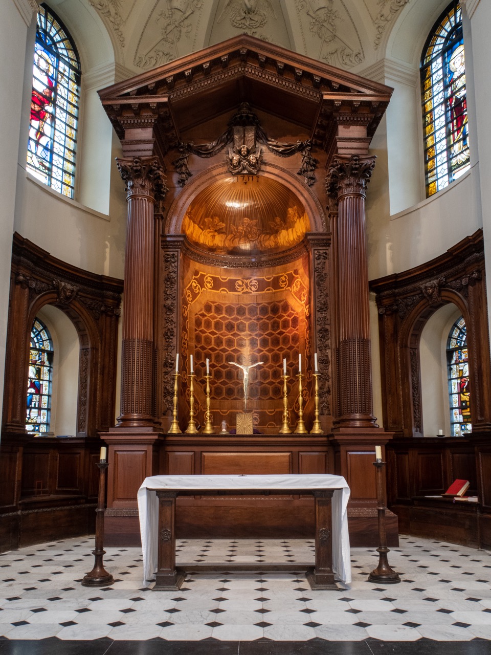 Apse with altar and wooden reredos