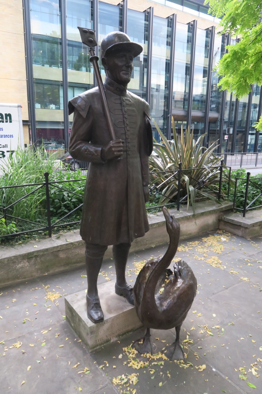 Bronze statue of Martin Spencer, “Bargemaster” of the Vintners’ Company (guild of the wine merchants)