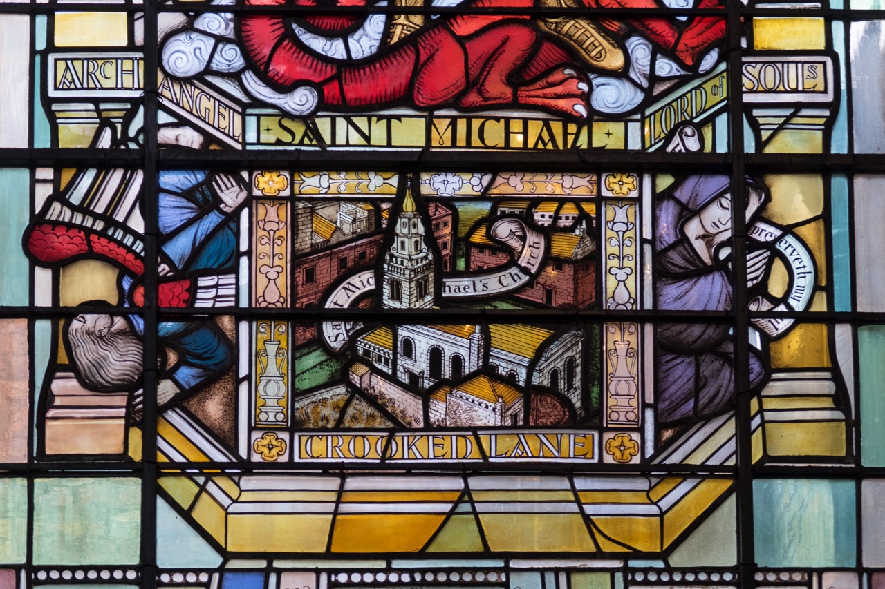 Buntglasfenster, Detail „Michaelskirche“ (A. L. Wilkinson, 1953–60)