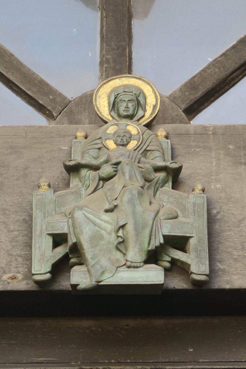 Bronzene Marienfigur über dem Eingang (Bernard Merry, 1992)