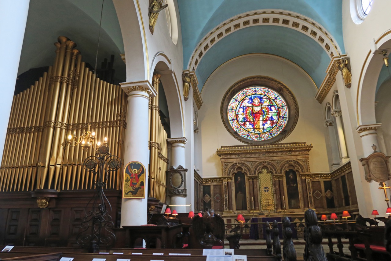 Altarraum und Orgel