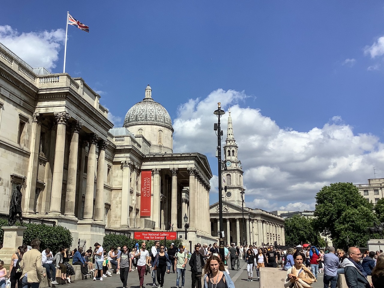 Blick auf die Kirche über den Trafalgar Square mit der National Gallery